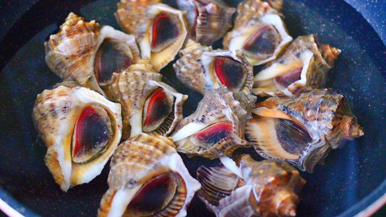 原味海螺,把冲洗干净的海螺，放入锅中，倒入适量的清水，清水要漫过海螺哟。