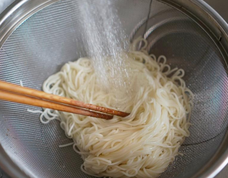 夏季消暑又开胃韩式辣酱冷拌麵,放在过滤冷水下降温，沥乾水份捞出放在碗裡。