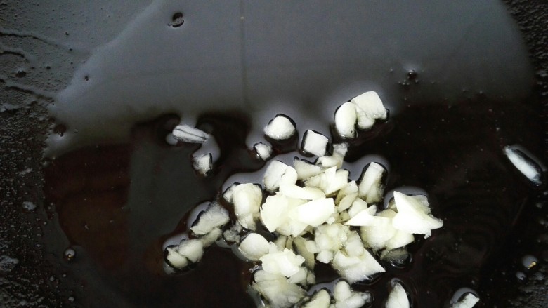 培根金针菇卷,锅内放油烧热放入蒜末煸炒香