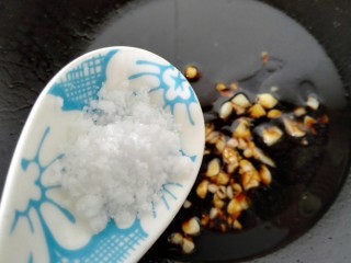 培根金针菇卷,加入一勺白糖调味