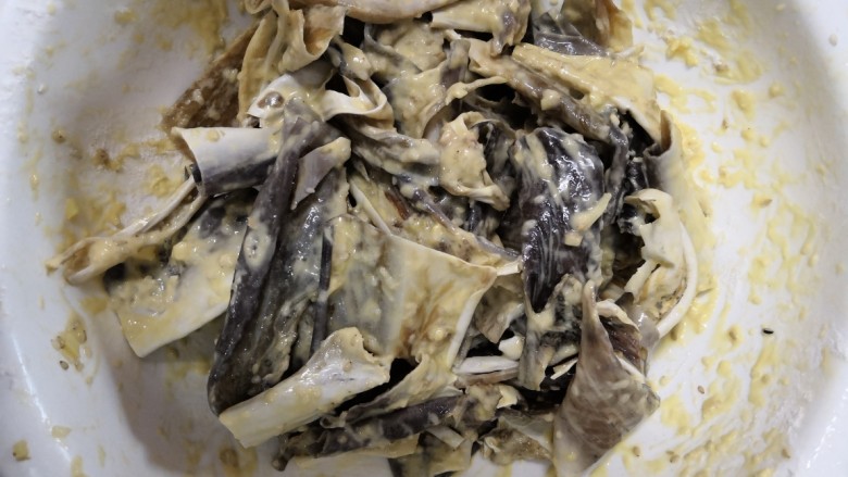 香脆鲨鱼皮,搅拌均匀后，腌制15分钟