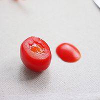 藜麦田园蔬菜沙拉,做一个小兔兔番茄：番茄侧面切开