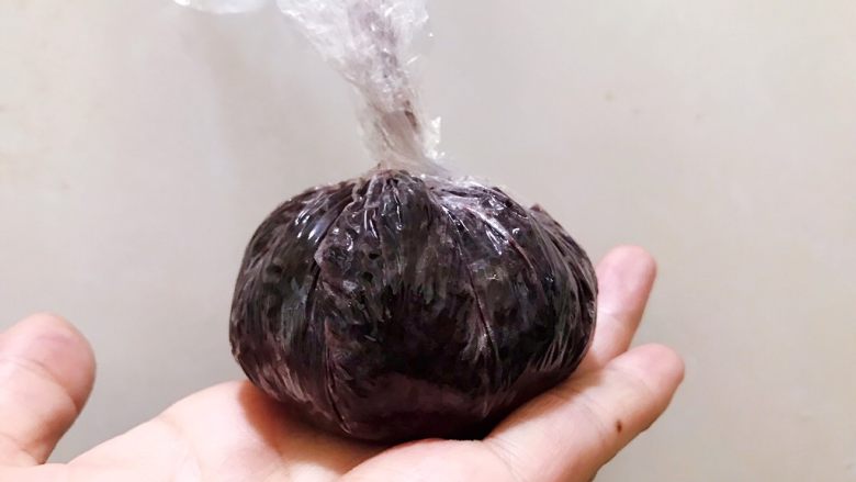 浓郁醇厚酸奶紫米露,用保鲜膜包一坨紫米馅捏成球