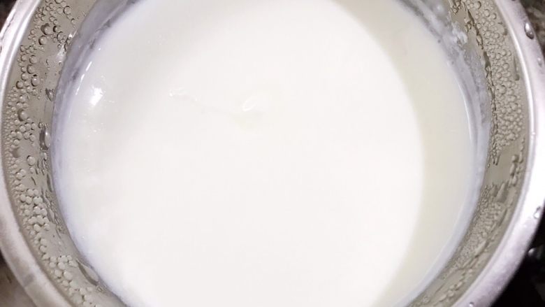 浓郁醇厚酸奶紫米露,取出冷藏好的酸奶，舀入碗里