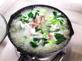 青菜肥牛汤,煮至水开