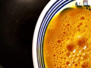 蚝油胡萝卜香菇土鸡蛋,待锅内油七分热时下鸡蛋液