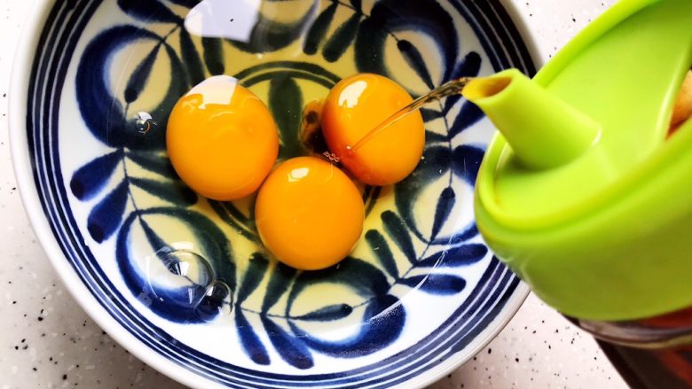 蚝油胡萝卜香菇土鸡蛋,鸡蛋磕入碗内，加少许料酒