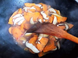 蚝油胡萝卜香菇土鸡蛋,翻炒均匀