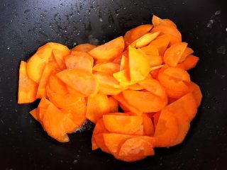 蚝油胡萝卜香菇土鸡蛋,翻炒30秒