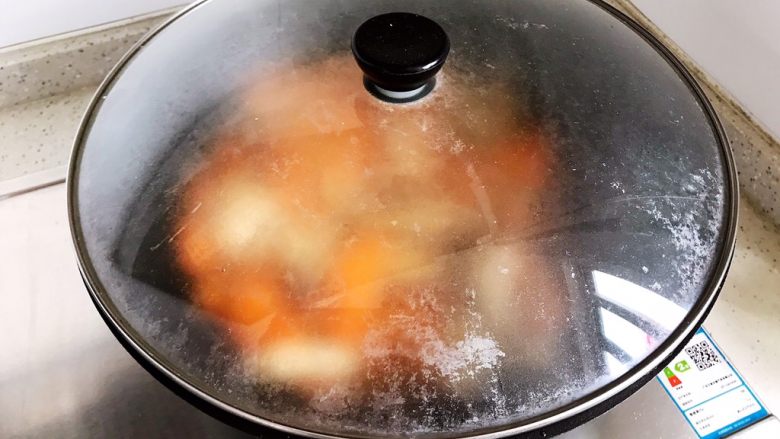 蚝油胡萝卜香菇土鸡蛋,盖上锅盖，转中小火焖煮2.3分钟