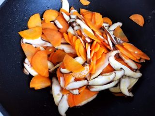 蚝油胡萝卜香菇土鸡蛋,翻炒30秒