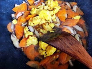 蚝油胡萝卜香菇土鸡蛋,翻炒均匀，即可