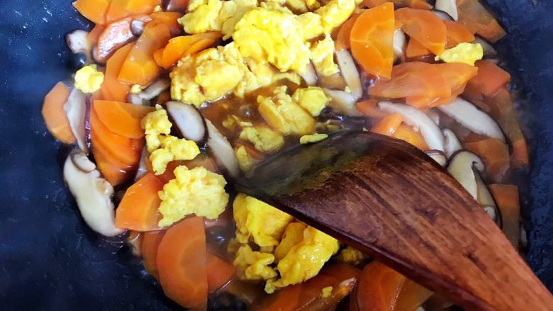 蚝油胡萝卜香菇土鸡蛋,翻炒均匀，即可