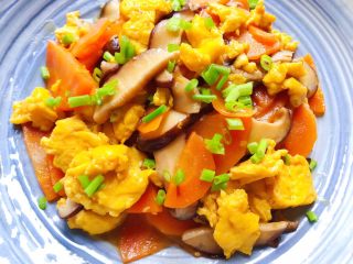 蚝油胡萝卜香菇土鸡蛋,可以撒上一点葱花成品更漂亮