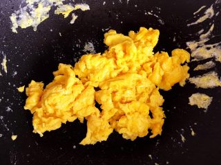 蚝油胡萝卜香菇土鸡蛋,翻炒至鸡蛋凝固结块