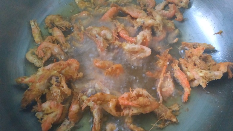 椒盐河虾,变色后用筷子搅动，以免面粉脱落