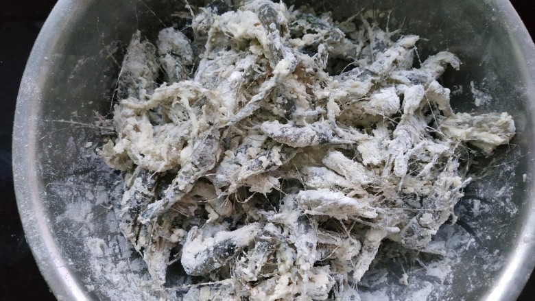 椒盐河虾,放置一会儿，水分充分吸收到面粉中，以免有干面粉