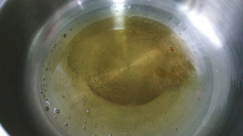 椒盐河虾,锅中倒入适量植物油，烧热