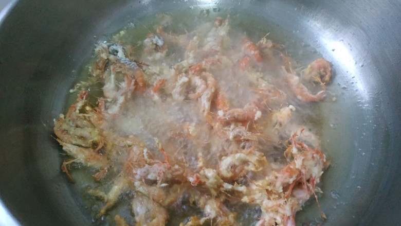 椒盐河虾,放入裹好面粉的河虾，炸至变色