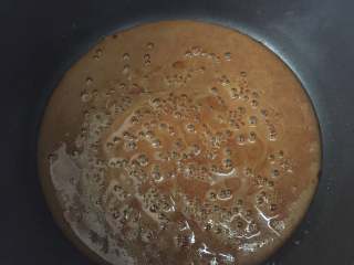 焦糖鸡蛋布丁,当焦糖液煮到冒出气泡时，慢慢地把热水倒入（不能加冷水）。这个过程要小心被溅起的糖浆烫到。