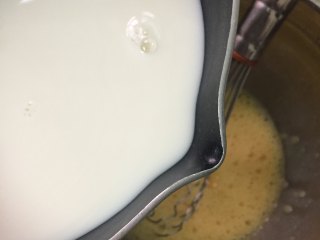 焦糖鸡蛋布丁,将牛奶慢慢地倒入到鸡蛋液中，一边倒一边搅拌。