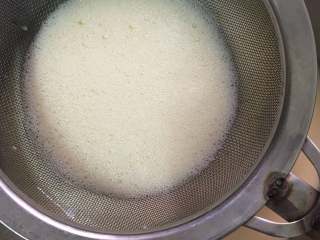 焦糖鸡蛋布丁,把搅拌均匀的布丁液过筛，至少2遍，这是为了把搅拌时产生的气泡去掉，保证布丁的光滑。