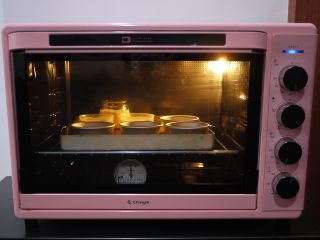 焦糖鸡蛋布丁,烤箱预热，上下火170度，烘烤30分钟左右。