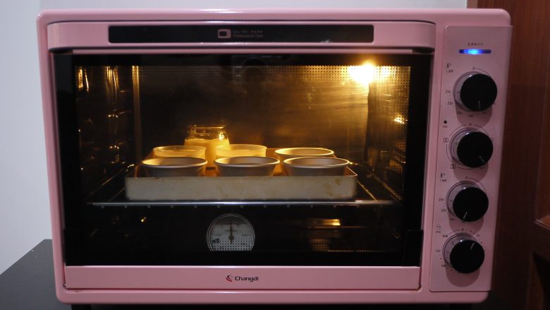 焦糖鸡蛋布丁,烤箱预热，上下火170度，烘烤30分钟左右。