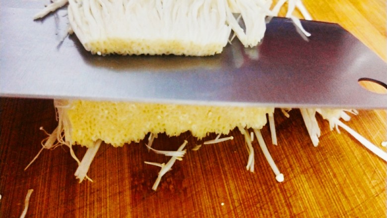 烤金针菇,用刀切薄片