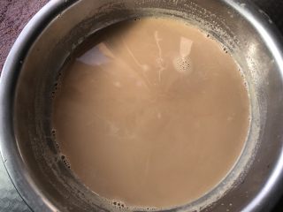 珍珠奶茶,滤掉茶叶后放到容器中放凉