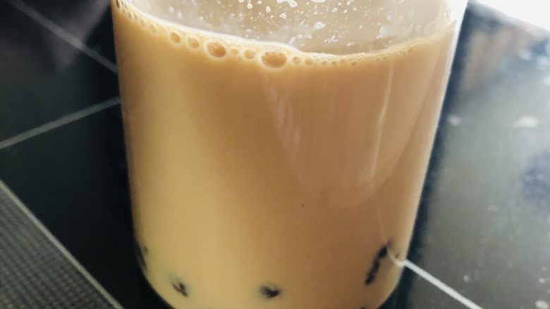 珍珠奶茶,已放凉的奶茶倒入杯中加适量珍珠即可饮用。奶茶放冰箱冷藏后更好喝