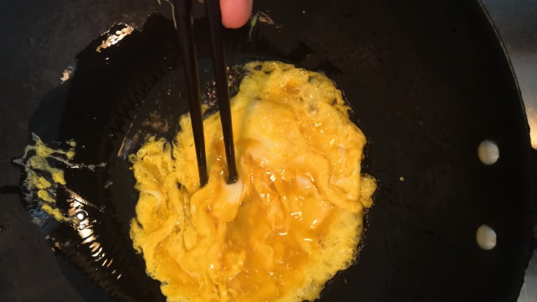 韭菜炒鸡蛋,用筷子划拨，至鸡蛋液，凝固定