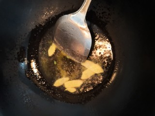 鲫鱼粉皮汤,油热，放入姜片