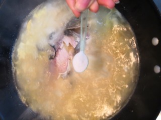 鲫鱼粉皮汤,煮至滚开后，煮至鱼头有奶白色时，放入盐