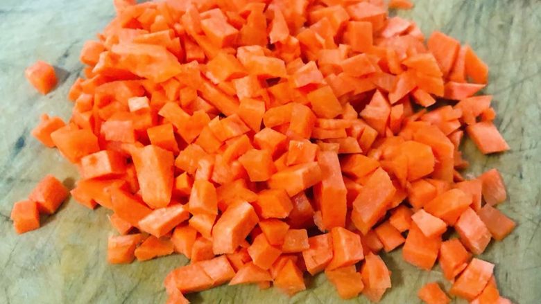 猪头肉韭菜胡萝卜粥,胡萝卜切成小颗粒备用