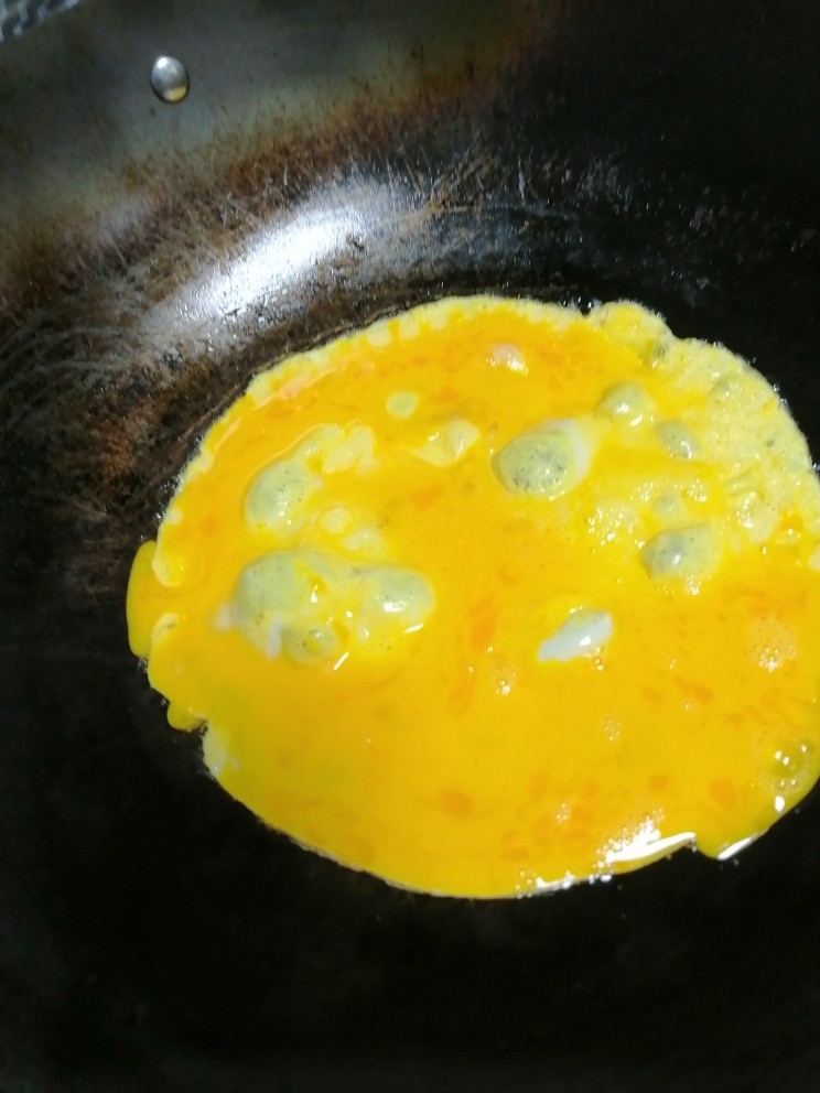 蘑菇炒鸡蛋,倒蛋下去煎蛋