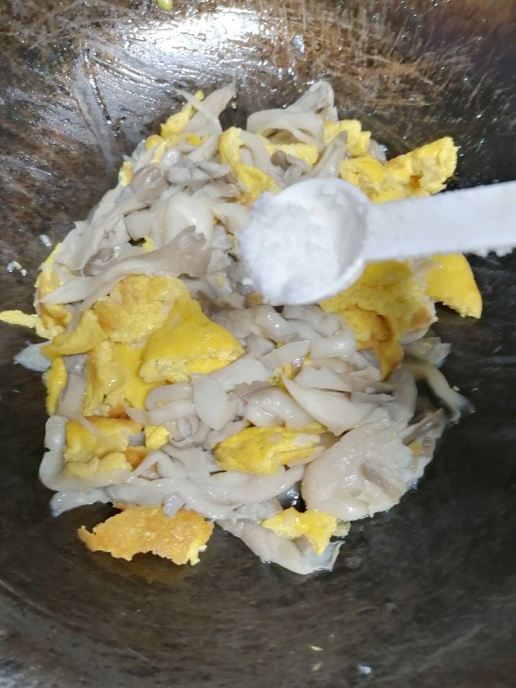 蘑菇炒鸡蛋,加盐