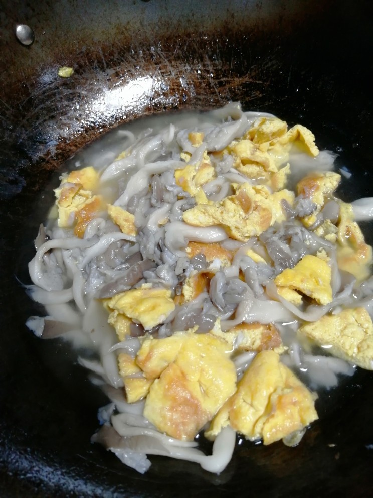 蘑菇炒鸡蛋,翻炒