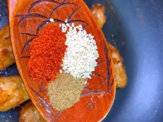 香辣鸡翅,不吃辣的可以直接吃，吃辣的放点孔然粉，辣椒粉，芝麻