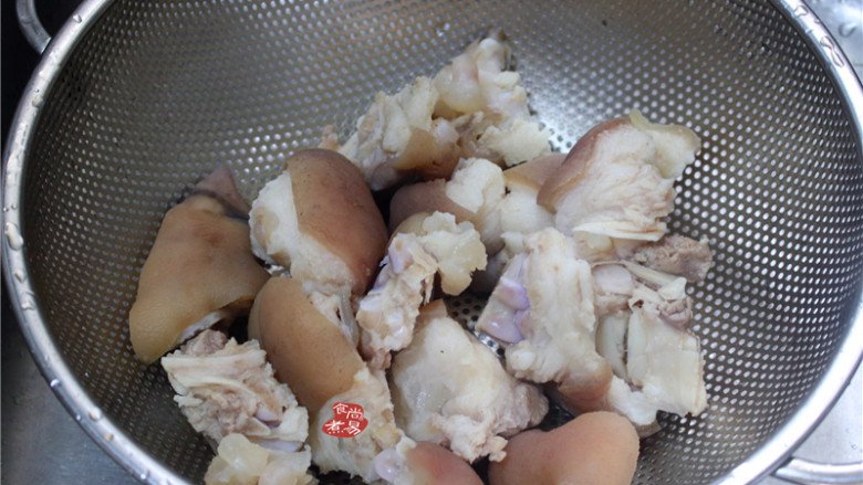 南乳冬菇焖猪手,将猪手捞出，用凉水清洗干净，沥干待用。
