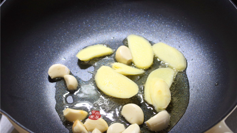 南乳冬菇焖猪手,烧热炒锅，倒入少许食用油，将蒜瓣、生姜炒出香。
