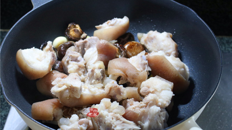 南乳冬菇焖猪手,倒入猪手继续翻炒均匀，炒猪手的时候，也不要遮上锅盖。