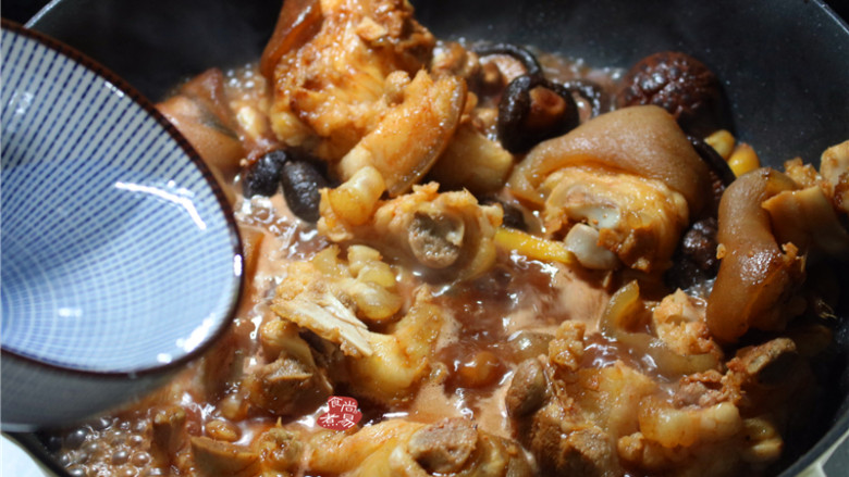 南乳冬菇焖猪手,适当加半碗清水拌匀，煮至汤汁沸腾。
