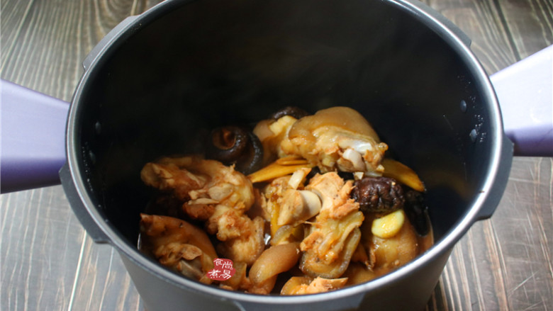 南乳冬菇焖猪手,将炒香的猪手连同汤汁一起铲入电压力锅内，用压力锅烹调，猪手的汤汁不宜过多，因为它在烹调期间水分无法蒸发，所以不会糊锅，水加多了就像一锅汤。