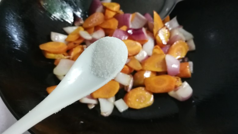 洋葱胡萝卜烧肉圆,放入少许盐