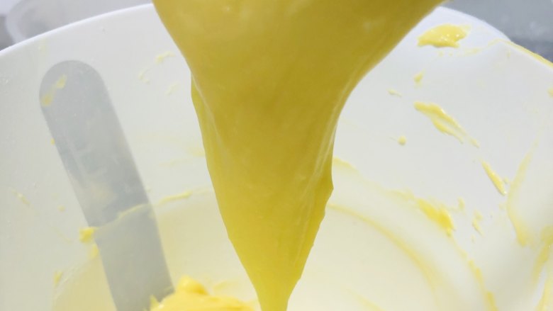 宝宝零食：小奶泡,用刮刀捞起面糊，面糊不会马上滴落，会形成一个倒三角的质感，把握住这个状态即可。如果面糊太稀不成形，那么建议可以加少量的奶粉调和一下；如果面糊太干，那么可以加少许的蛋液混合一下。