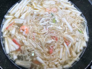 虾仁菌菇汤,倒入适量水煮开，把虾头捞出来扔掉，再放入姜片、葱白、火腿肠，再放入焯好水的菌菇，等水再次煮开，把虾仁放入煮3分钟。