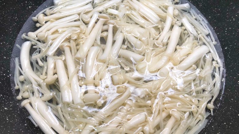 虾仁菌菇汤,锅里放入适量水烧开，把金针菇和海鲜菇放入焯1分钟捞出，沥干水待用。