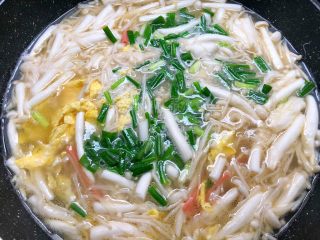 虾仁菌菇汤,加入适量盐调匀，再放入鸡蛋和葱叶，搅拌均匀即可出锅。