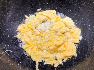 虾仁菌菇汤,热锅放入少许油，把蛋液倒入炒熟，炒熟以后铲成小块，盛出来待用。
